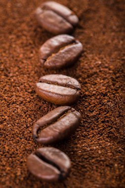 kavrulmuş kahvenin beyaz arka planda izole. Kavrulmuş kahve çekirdekleri arka plan kapatın. Kahve çekirdekleri çekilmiş kahve ile kopya alanı metin için arka plan üzerinde kazık. Günaydın.