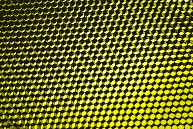 soyut doku petek. Metalik net arka plan veya doku. metal kafes. tam kare renkli ışıklı ayrıntılı bir hoparlör önünde metal ızgara. Renkli arka plan.