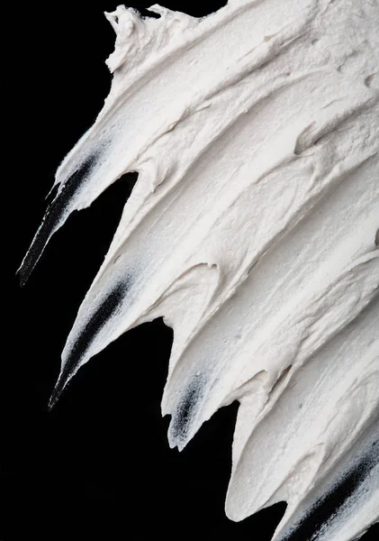 Yapısal Alçı beyaz siyah bir arka plan. Beyaz krema. boya karalama. Hamuru