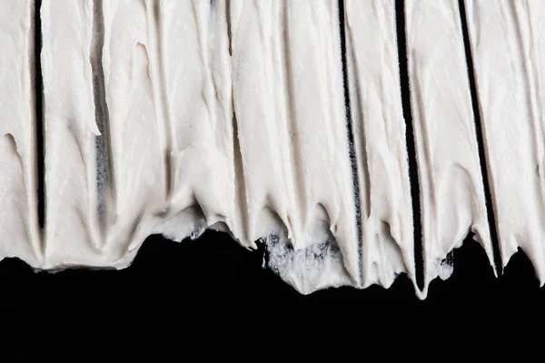 黒の背景に白の構造石膏 白いクリーム 塗料の汚れ 塑像用粘土 — ストック写真
