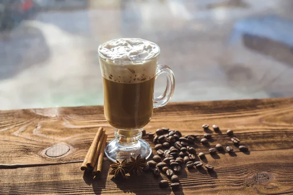 Cappuccino ve kahve çekirdekleri, tarçın. arka plan kavrulmuş kahve çekirdekleri yakın çekim. Kahve çekirdekleri ile metin için yer. Baharat. Baharat. Tarçın. Badian. Kahve evi. Latte. Kapuçino.