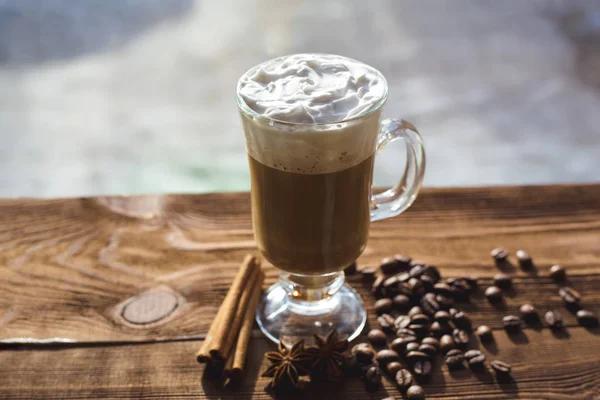 Cappuccino ve kahve çekirdekleri, tarçın. arka plan kavrulmuş kahve çekirdekleri yakın çekim. Kahve çekirdekleri ile metin için yer. Baharat. Baharat. Tarçın. Badian. Kahve evi. Latte. Kapuçino.