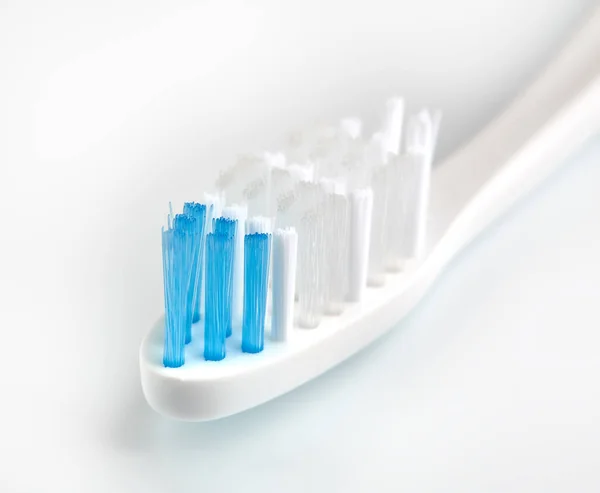 Cepillo de dientes aislado en blanco. Higiene personal Una boca sana. Amenidades de baño. accesorios —  Fotos de Stock