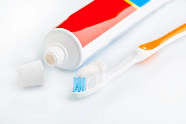 Toothbrush And toothpaste isolated on white. Dental floss. Health and dental hygiene. Personal hygiene. A healthy mouth. Bathroom amenities. accessories. — Stock Photo, Image