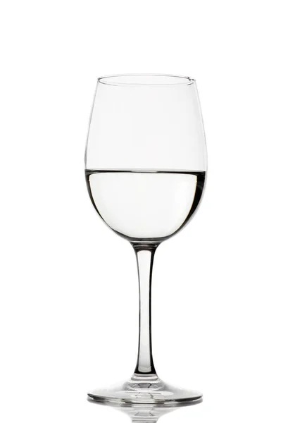 Всплеск кристально чистой воды в бокале для вина. Брызги воды. Питьевая вода. Алкоголь . — стоковое фото