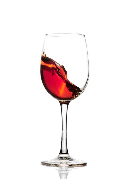 Verre classique de vin rouge isolé sur un fond blanc. Verser du vin rouge dans un verre. Un soupçon de vin rouge dans un verre. Des raisins. Alcool . — Photo