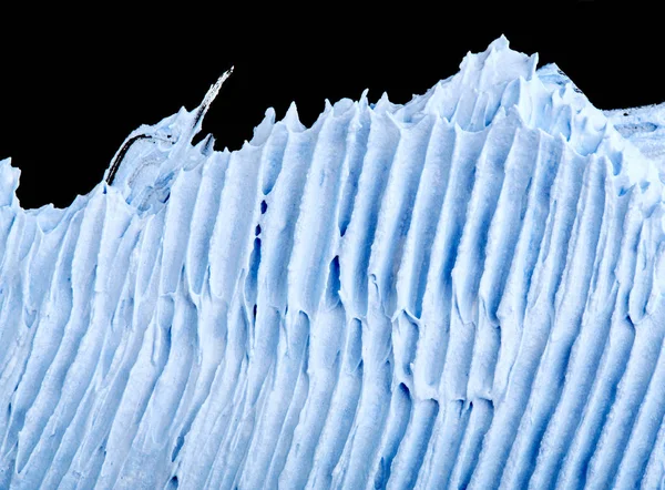 结构石膏蓝色黑色背景上 白色的奶油 油漆涂片 橡皮泥 — 图库照片