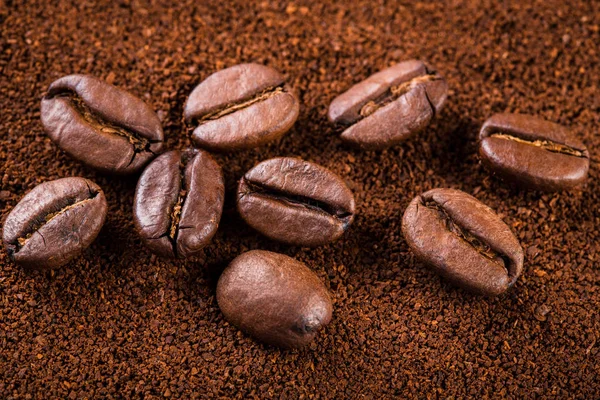 kavrulmuş kahvenin beyaz arka planda izole. Kavrulmuş kahve çekirdekleri arka plan kapatın. Kahve çekirdekleri çekilmiş kahve ile kopya alanı metin için arka plan üzerinde kazık. Günaydın.