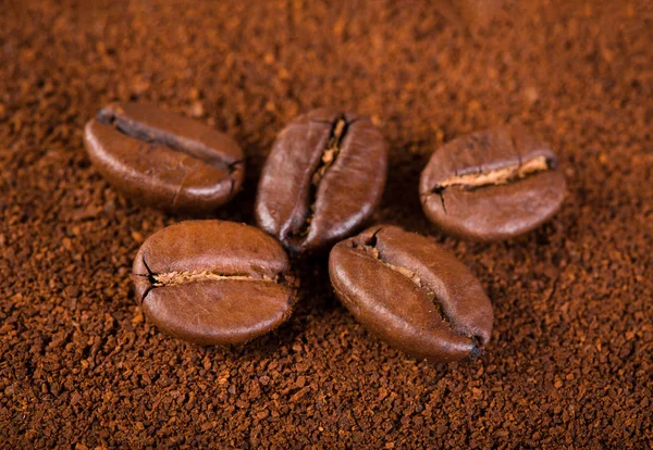 kavrulmuş kahvenin beyaz arka planda izole. Kavrulmuş kahve çekirdekleri arka plan kapatın. Kahve çekirdekleri çekilmiş kahve ile kopya alanı metin için arka plan üzerinde kazık. Günaydın.