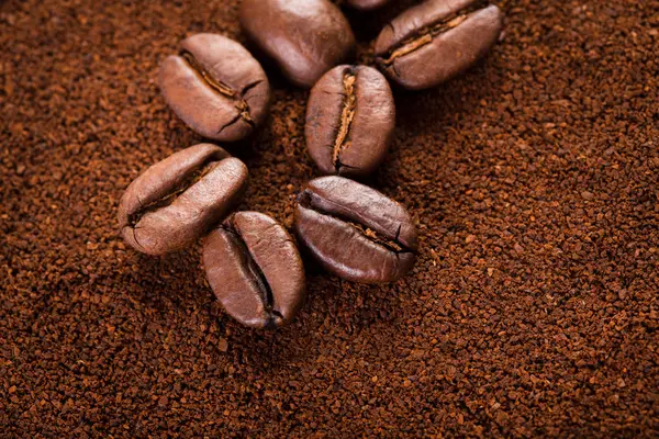 kavrulmuş kahvenin beyaz arka planda izole. Kavrulmuş kahve çekirdekleri arka plan kapatın. Kahve çekirdekleri çekilmiş kahve ile kopya alanı metin için arka plan üzerinde kazık. Günaydın.