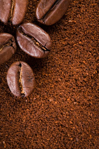 kavrulmuş kahvenin beyaz arka planda izole. Kavrulmuş kahve çekirdekleri arka plan kapatın. Kahve çekirdekleri çekilmiş kahve ile kopya alanı metin için arka plan üzerinde kazık. Günaydın.