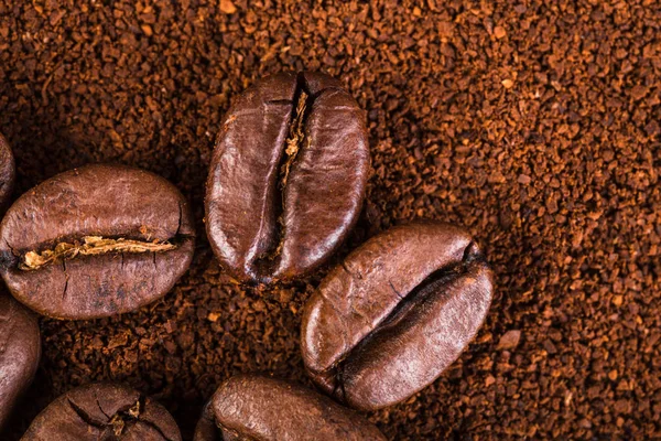 kavrulmuş kahvenin beyaz arka planda izole. Kavrulmuş kahve çekirdekleri arka plan kapatın. Kahve çekirdekleri çekilmiş kahve ile kopya alanı metin için arka plan üzerinde kazık. Günaydın.