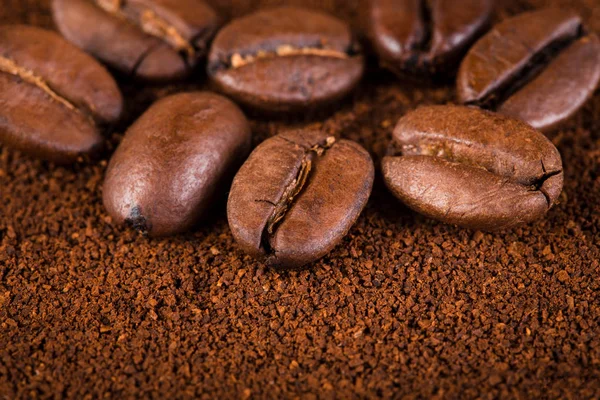 kavrulmuş kahvenin beyaz arka planda izole. Kavrulmuş kahve çekirdekleri arka plan kapatın. Kahve çekirdekleri çekilmiş kahve ile kopya alanı metin için arka plan üzerinde kazık. Günaydın.