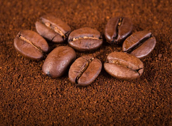 kavrulmuş kahvenin beyaz arka planda izole. Kavrulmuş kahve çekirdekleri arka plan kapatın. Kahve çekirdekleri çekilmiş kahve ile kopya alanı metin için arka plan üzerinde kazık. Günaydın.