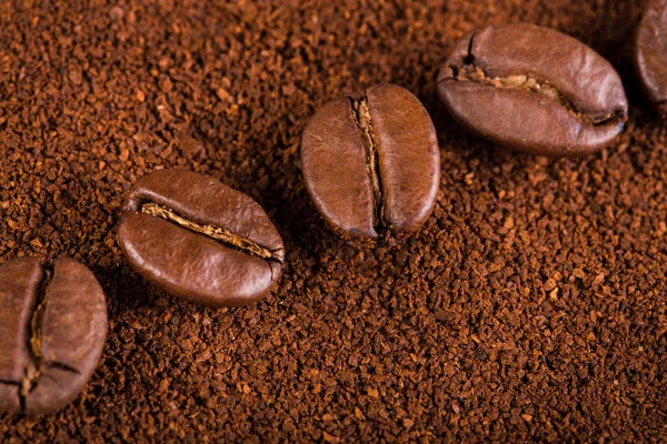 kavrulmuş kahvenin beyaz arka planda izole. Kavrulmuş kahve çekirdekleri arka plan kapatın. Kahve çekirdekleri çekilmiş kahve ile kopya alanı metin için arka plan üzerinde kazık. Günaydın.