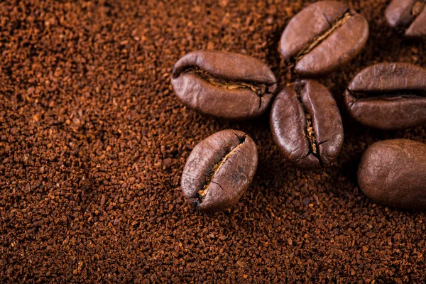 kavrulmuş kahvenin beyaz arka planda izole. Kavrulmuş kahve çekirdekleri arka plan kapatın. Kahve çekirdekleri çekilmiş kahve ile kopya alanı metin için arka plan üzerinde kazık. Günaydın.