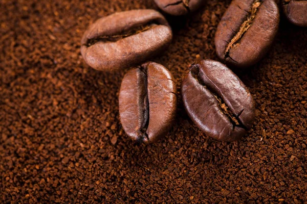 kavrulmuş kahvenin beyaz arka planda izole. Kavrulmuş kahve çekirdekleri arka plan kapatın. Kahve çekirdekleri çekilmiş kahve ile kopya alanı metin için arka plan üzerinde kazık. Günaydın.