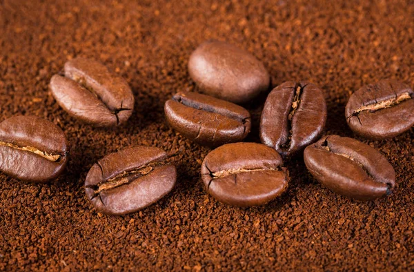 kavrulmuş kahvenin beyaz arka planda izole. Kavrulmuş kahve çekirdekleri arka plan kapatın. Kahve çekirdekleri çekilmiş kahve ile kopya alanı metin için arka plan üzerinde kazık. Günaydın.