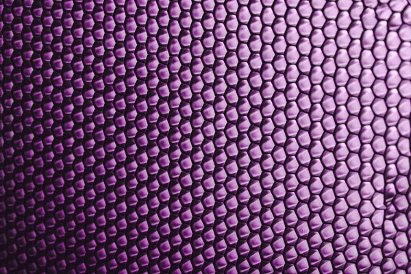 soyut doku petek. Metalik net arka plan veya doku. metal kafes. tam kare renkli ışıklı ayrıntılı bir hoparlör önünde metal ızgara. Renkli arka plan.