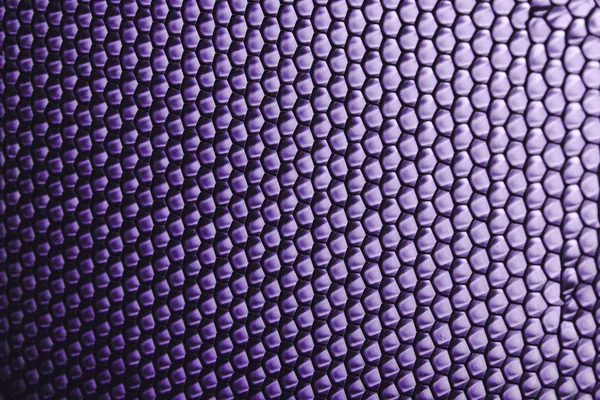 soyut doku petek. Metalik net arka plan veya doku. metal kafes. tam kare renkli ışıklı ayrıntılı bir hoparlör önünde metal ızgara. Renkli arka plan.