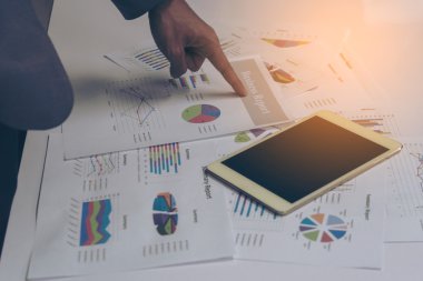 Bir tablet ile beyaz masa arka planda çalışan iş elleriyle. Uzay kopyalayın. Vintage sesi