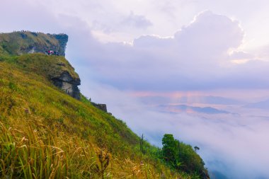 Dağ ve doğa ile gündoğumu sahne