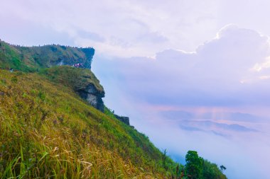Dağ ve doğa ile gündoğumu sahne