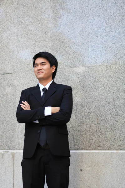 Retrato de un joven hombre de negocios guapo sonriente —  Fotos de Stock