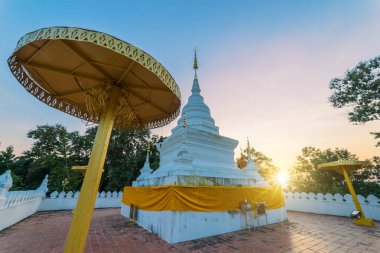 Beyaz pagoda günbatımı ceza