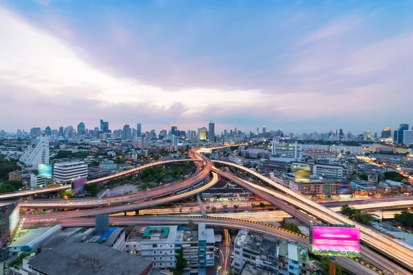 Panoráma města Bangkok. provoz na dálnici v obchodní čtvrti. — Stock fotografie