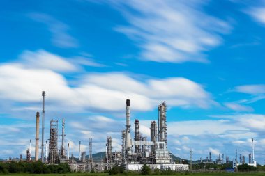 Mavi gökyüzü ve bulutlar ile petrol rafinerisi fabrika sanayi.