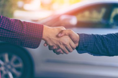 Erkekler el sıkışıyor