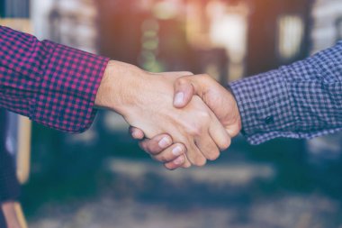 Erkekler el sıkışıyor