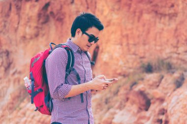 Akıllı telefon kullanan adam hiking