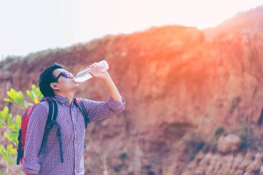 Adam içme suyu, tırmanıcı veya iz runner dağlarda hiking