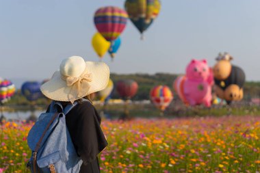 Kadın turist Balon Festivali seyahat