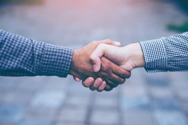 Erkekler el sıkışıyor