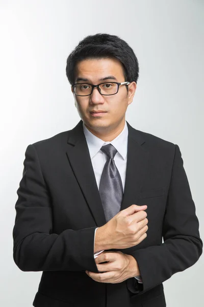 Joven asiático guapo hombre de negocios en negro traje —  Fotos de Stock