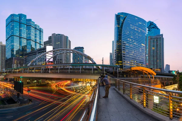 Fotograaf een foto nemen op zakendistrict van Bangkok, Thailand — Stockfoto