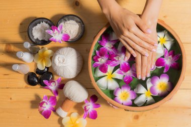 Aroma spa su yağ bir kase ile kadın el 