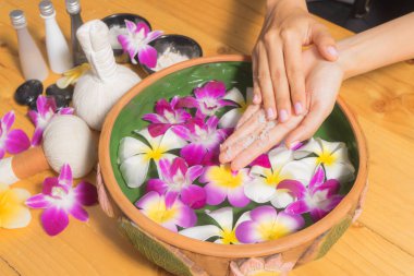 Aroma spa su tuz bir kase ile kadın el