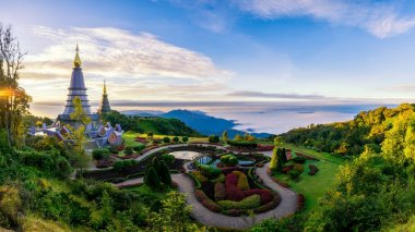 Sunrise Filistinliyi Inthanon Dağı tepesinde iki pagoda 