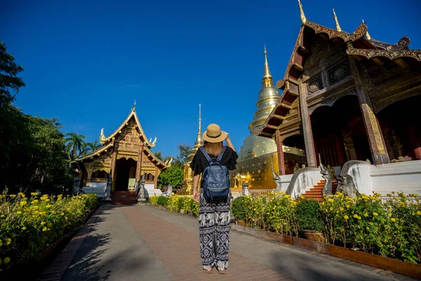 Young woman traveler traveling to Wat Phra Singh temple. This te — Stock Photo, Image
