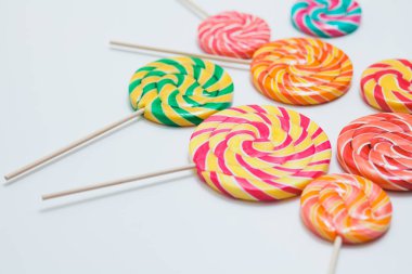 Nefis lolipop beyaz masa üzerinde sopa üzerinde. Tatlı şeker karamel. C