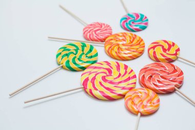 Nefis lolipop beyaz masa üzerinde sopa üzerinde. Tatlı şeker karamel. C