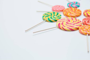 Nefis lolipop beyaz masa üzerinde sopa üzerinde. Tatlı şeker karamel. C