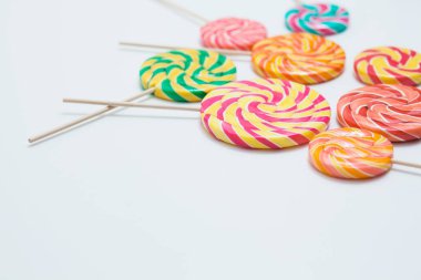 Nefis lolipop beyaz masa üzerinde sopa üzerinde. Tatlı şeker karamel. C