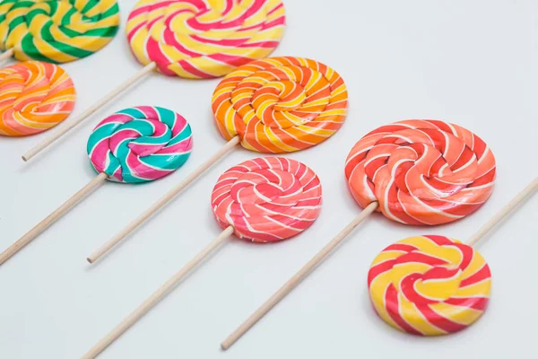 Lolipop sopa üzerinde şaşırtıcı beyaz masaya organize etti. Tatlı cara