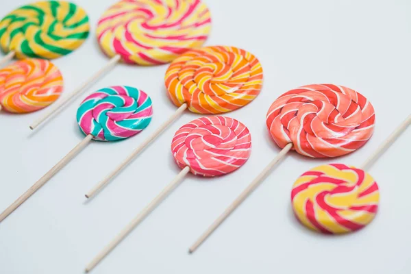 Lolipop sopa üzerinde şaşırtıcı beyaz masaya organize etti. Tatlı cara