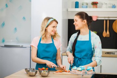 Küp kek dekorasyon iki genç kız. Çilek Dilimleme